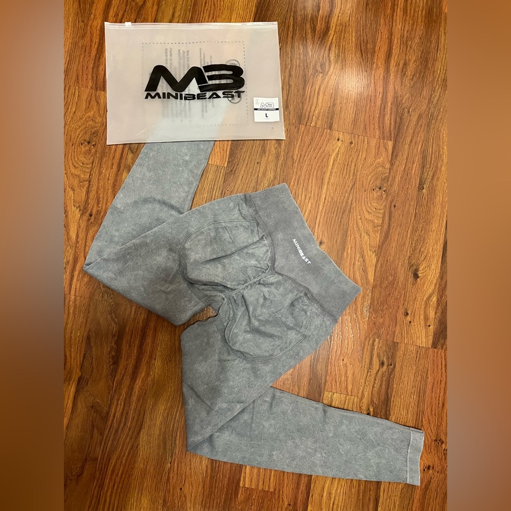 NWT Minibeast soft sculpt bbl leggings grey size large - Picture 5 of 6